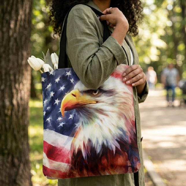 Majestätlig Porträtt av Vitörnad Havsörn med Ameri Tygkasse (Majestic Bald Eagle Portrait with American Flag. Tote Bag)