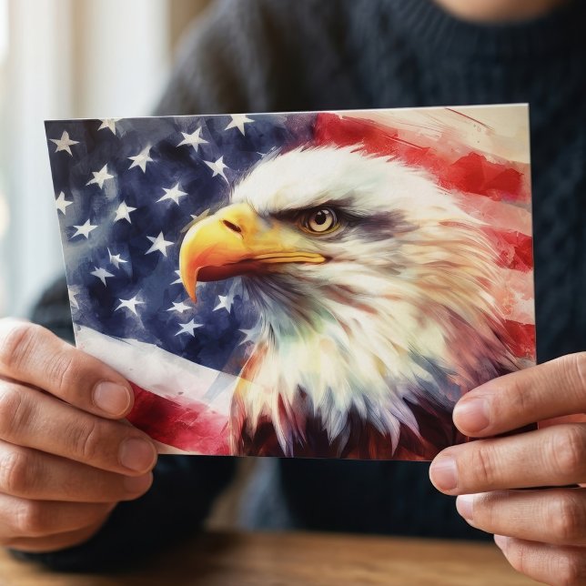 Majestätlig Porträtt av Vitörnad Havsörn med Ameri Vykort (Majestic Bald Eagle Portrait with American Flag. Postcard)
