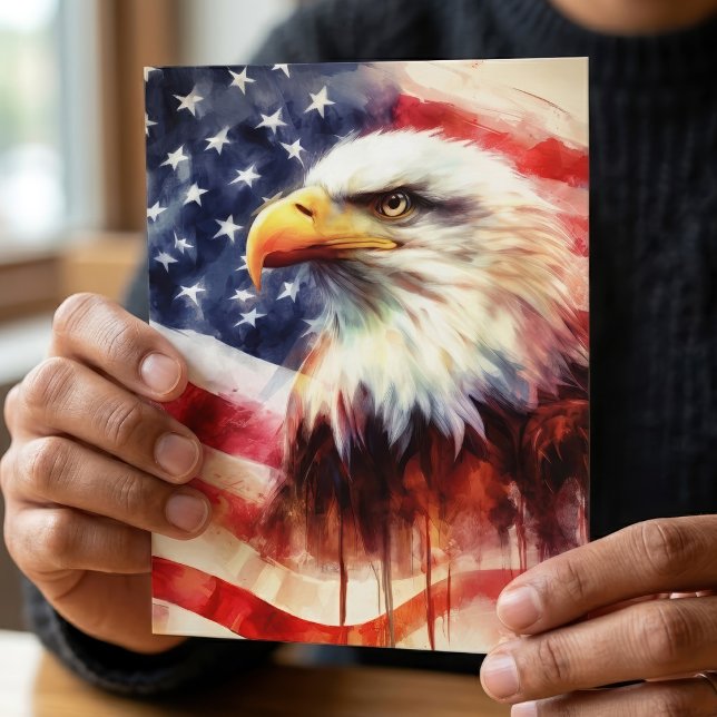 Majestätlig Porträtt av Vitörnad Havsörn med Ameri Vykort (Majestic Bald Eagle Portrait with American Flag. Postcard)