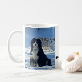 Majestic Bernedoodle hund på snö täckte backe Mugg