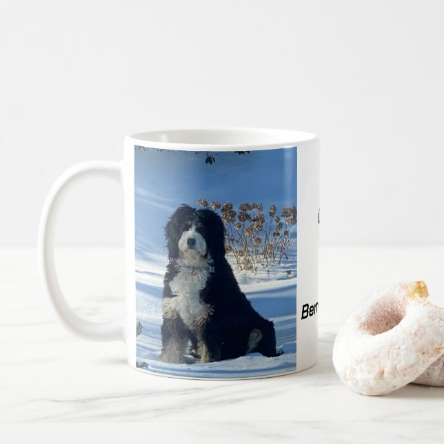 Majestic Bernedoodle hund på snö täckte backe Mugg (Med munk)