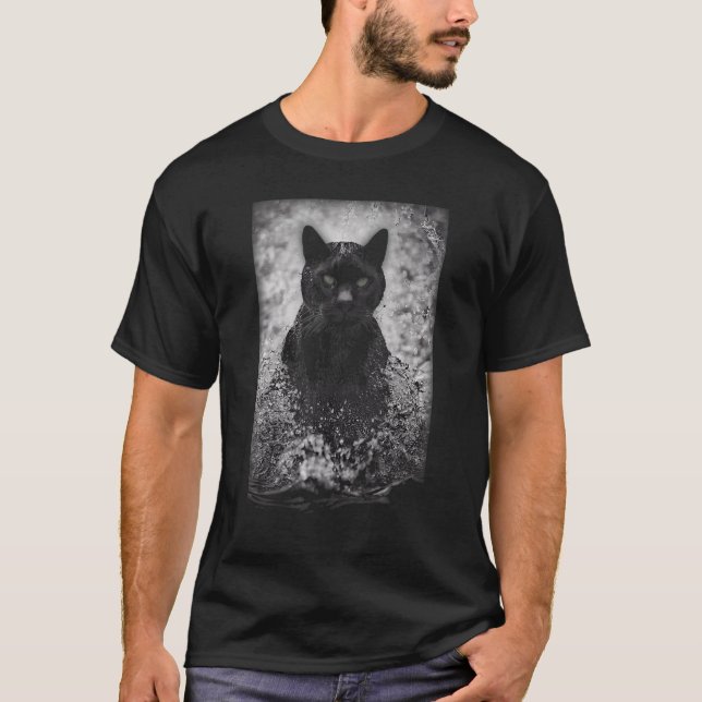 Majestic Black a Panther Cat som kommer från vatte T Shirt (Framsida)
