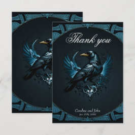 Majestic black raven sitta på ett ornat, tack kort