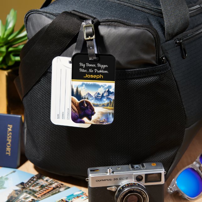 Majestic Buffalo by a Serene Mountain River Bagagebricka (Framsida & Baksida)