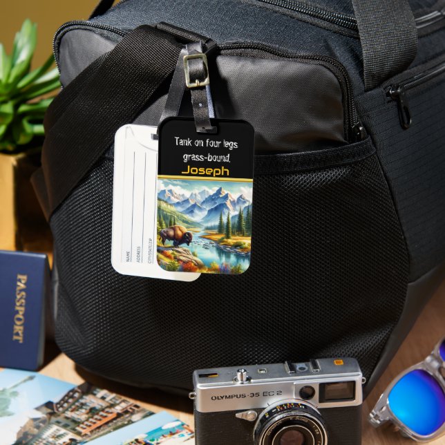 Majestic Buffalo by a Tranquil Mountain River Bagagebricka (Framsida & Baksida)