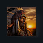 Majestic Chief Indian in the Vilda western Knapp<br><div class="desc">Ta hem Colorados skönhet med denna häpnadsväckande knapptryckning med en stor bild av en indisk överblick över det fredliga landskapet. De invecklade detaljerna i bilden fångar andan i den inhemska amerikanska stamkulturen och Colorados naturliga fantasi. Denna knapp är en perfekt souvenir för alla som beundrar den inhemska kulturen och traditionerna...</div>