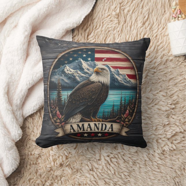 Majestic Eagle against Mountain Backdroppe Kudde (Filt)