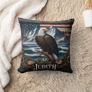 Majestic Eagle against Scenia Mountain Backdroppe Kudde