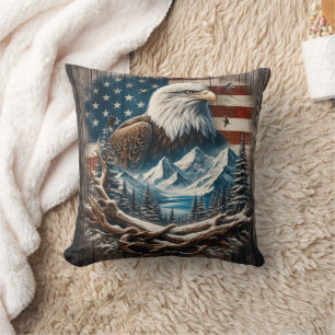 Majestic Eagle between Mountain och American Flagg Kudde
