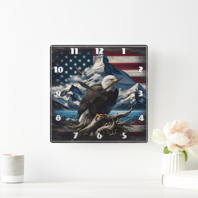 Majestic Eagle over Mountains och American Flagga Fyrkantig Klocka (Hem)