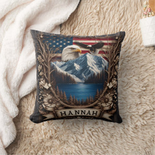 Majestic Eagle over Mountains och American Flagga Kudde