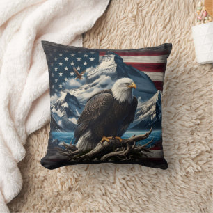 Majestic Eagle over Mountains och American Flagga Kudde