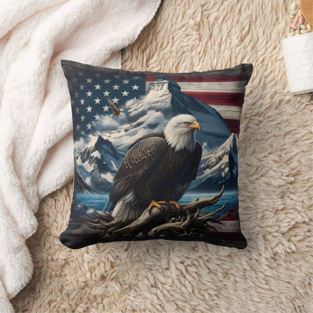 Majestic Eagle over Mountains och American Flagga Kudde (Filt)