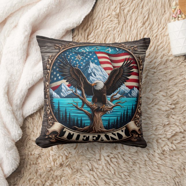 Majestic Eagle over Mountains och American Flagga Kudde (Filt)