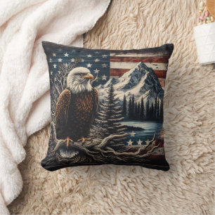 Majestic Eagle Perched Near Mountains and Sunset Kudde