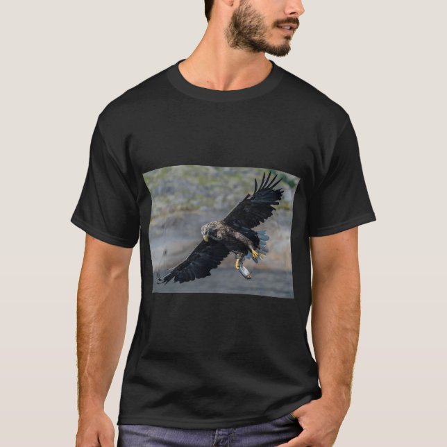 Majestic Eagle som blåser över havet T Shirt (Framsida)