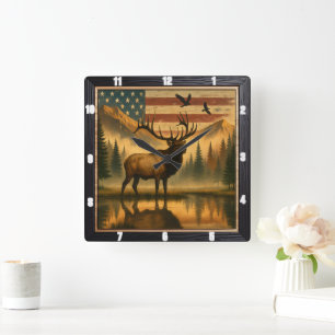 Majestic Elk utomhus mot en patriotisk amerikan Fyrkantig Klocka