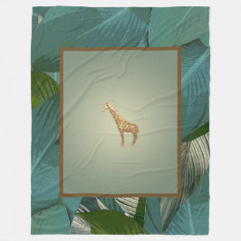 Majestic Giraffe, omgiven av Grönt Löv Fleecefilt