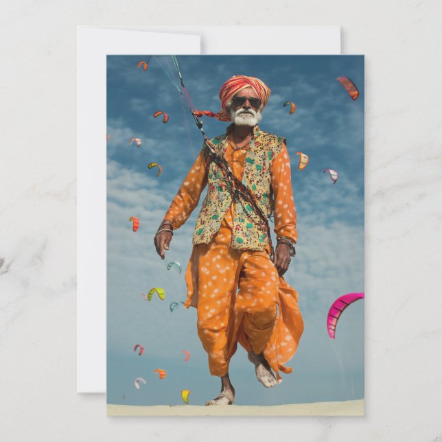 Majestic Indian Elder Kite som flyger på stranden Inbjudningar (Framsida)