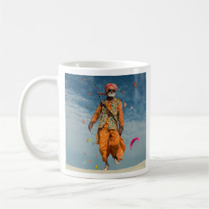 Majestic Indian Elder Kite som flyger på stranden Kaffemugg