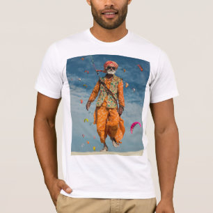 Majestic Indian Elder Kite som flyger på stranden T Shirt