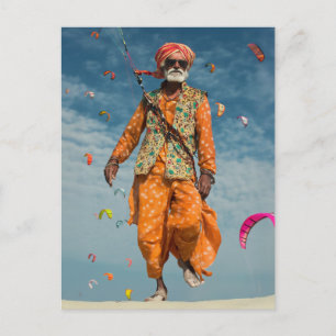 Majestic Indian Elder Kite som flyger på stranden Vykort