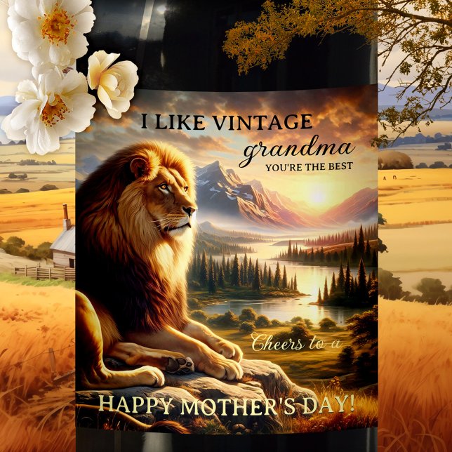 Majestic Lejon Grandma Mors dag Vinflaska Etikett (Wine label featuring a majestic lion overlooking a beautiful landscape scene)