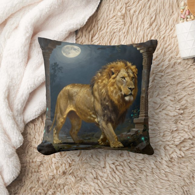 Majestic Lion Strolling under the Moonlight  Kudde (Filt)
