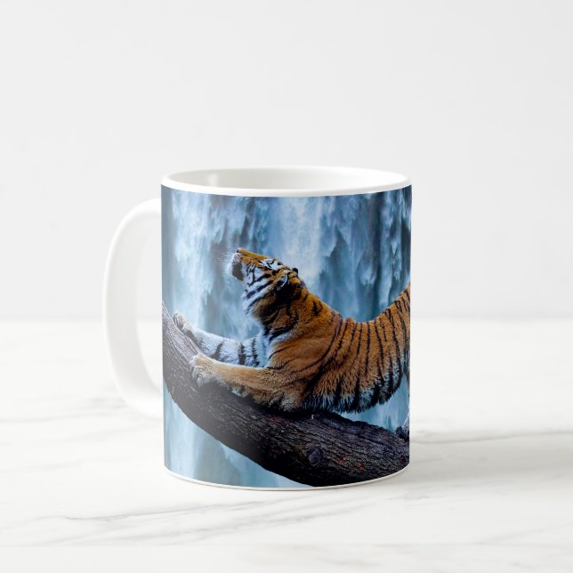 Majestic Tiger Relaxing vid ett vackert vattenfall Kaffemugg (Framsida vänster)