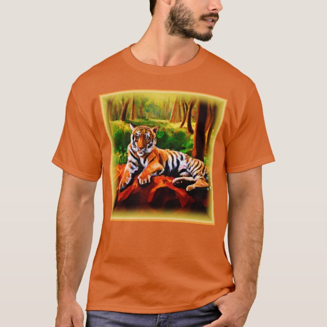 "Majestic Tiger Resting in the Vild". Köp nu T Shirt (Framsida)