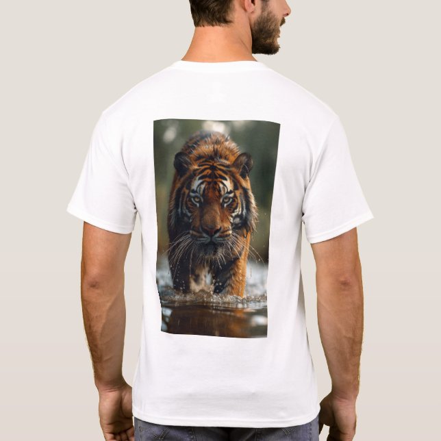 Majestic Tiger Walking through Vatten T-Shirt (Baksida)