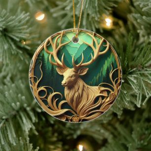 Majestisk buck som ser ut i en serenskog julgransprydnad keramik