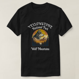 Majestisk Varg Amidst Mountain Peaks T Shirt