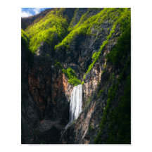 Majestisk vattenfall Boka i vår