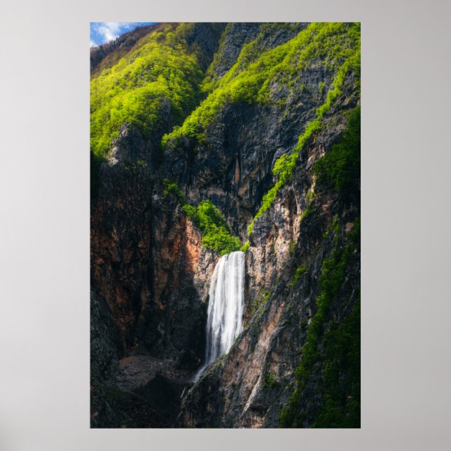 Majestisk vattenfall Boka i vår Poster (Framsidan)