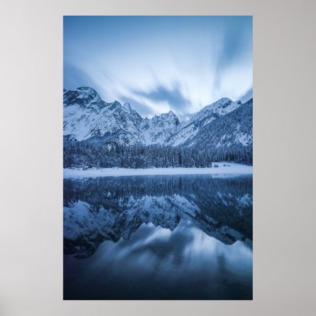 Majestiska berg reflektion Fusine sjö, Italien Poster (Framsidan)