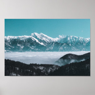 Majestiska berg stigning över foggy valley poster