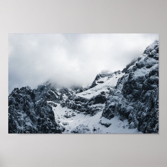 Majestiska berg under molnen poster (Framsidan)