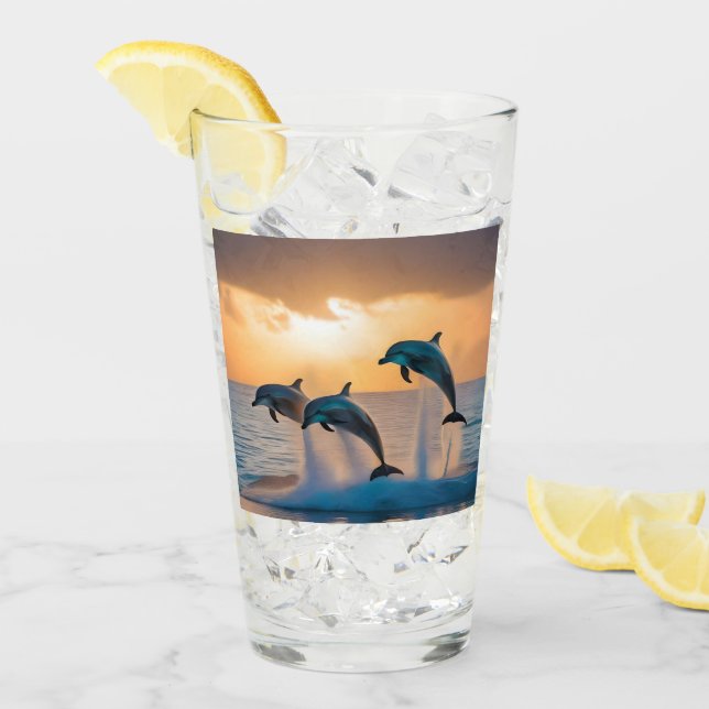 Majestiska delfiner som avger vid solnedgång. glaskopp (Framsida Ice)
