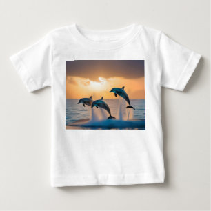 Majestiska delfiner som avger vid solnedgång. t shirt
