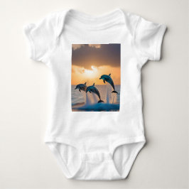 Majestiska delfiner som avger vid solnedgång. t shirt