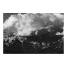 Majestiskt berg under moln