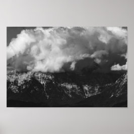 Majestiskt berg under moln poster