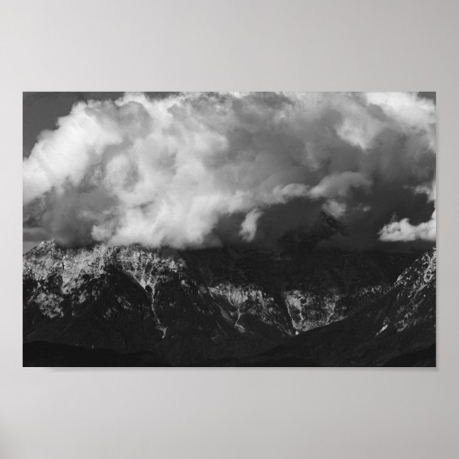 Majestiskt berg under moln poster (Framsidan)