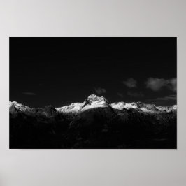 Majestiskt bergsberg Triglav i svartvitt Poster