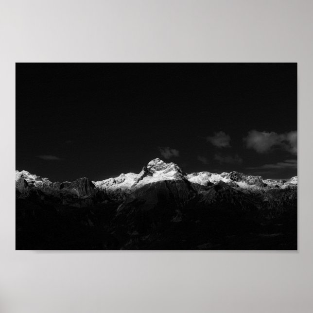 Majestiskt bergsberg Triglav i svartvitt Poster (Framsidan)