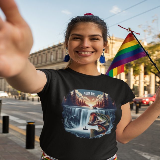 Majestiskt fall som leder över vattenfall vid soln t shirt (Skapare uppladdad)