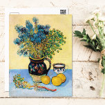 Majolica Jug med Wildblommor Van Gogh Vykort<br><div class="desc">Ett vykort för bra med målningen,  Fortfarande Life Majolica Jug med Wildblommor (1888),  av Vincent van Gogh (1853-1890). Ett liv i en steneware-jug med blå blommor och citroner.</div>