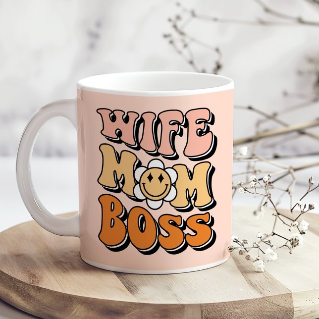 "Maka Mamma Chef"  Rosa Groovy Retro Kaffemugg ("Wife Mom Boss" Blush Pink Groovy Retro Coffee Mug on a boho wooden kitchen table.)