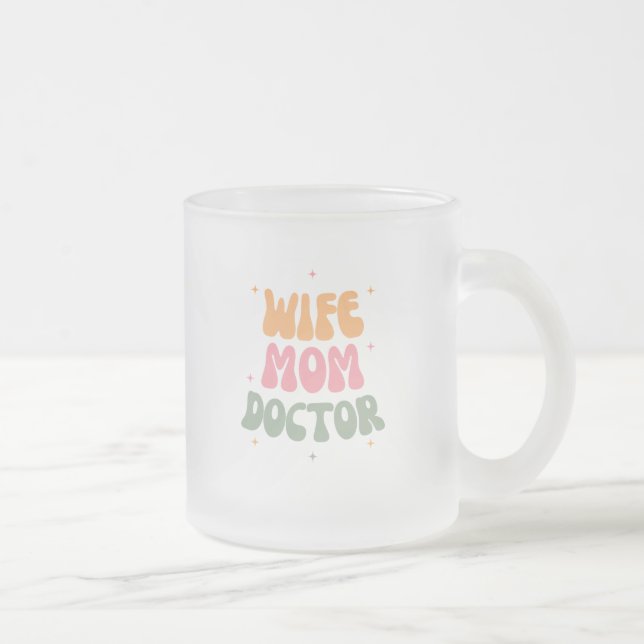 Maka, Mamma, Doktor Frostad Glasmugg (Höger)